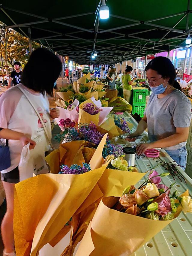 上海最新摆摊地点，繁华都市中的新商机涌动